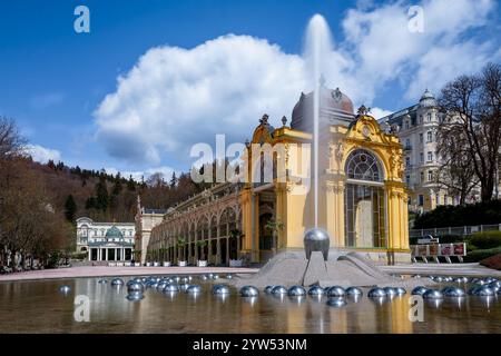 Hauptkolonnade und singender Brunnen in Marienbad - dem berühmten böhmischen Kurort im Westen der Tschechischen Republik Stockfoto