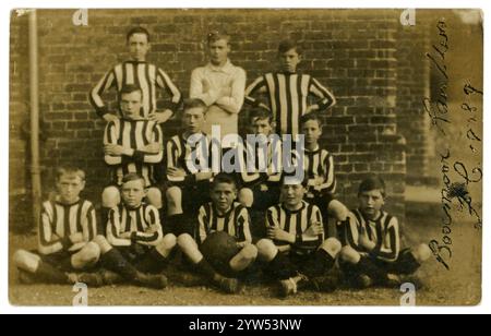 Postkarte aus der Zeit des Edwardians im Freien, Portrait einer jungen Fußballmannschaft von Hertfordshire – junge Fußballer posieren für ein Foto mit ihrem Fußball und tragen ihre gestreiften Mannschaftstrikots „Boxmoor Ramblers FC (Football Club) 1908-9“ auf der Vorderseite. Boxmoor, Hemel Hempstead, England, Großbritannien Stockfoto