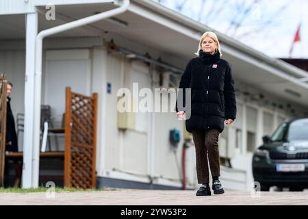 Pristina, RKS, Verteidigungsministerin Tanner besuchen die Österreichischen Truppen im Kosovo. Dezember 2024. im Bild Bundesministerin für Landesverteidigung mag. Klaudia Tanner (ÖVP) // Bundesverteidigungsministerin mag. Klaudia Tanner (österreichische Volkspartei) während der Verteidigungsministerin Tanner die österreichischen Truppen im Kosovo besucht. Pristina, Kosovo am 2024.12.09. - 20241209 PD4828 Credit: APA-PictureDesk/Alamy Live News Stockfoto