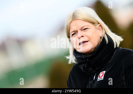 Pristina, RKS, Verteidigungsministerin Tanner besuchen die Österreichischen Truppen im Kosovo. Dezember 2024. im Bild Bundesministerin für Landesverteidigung mag. Klaudia Tanner (ÖVP) // Bundesverteidigungsministerin mag. Klaudia Tanner (österreichische Volkspartei) während der Verteidigungsministerin Tanner die österreichischen Truppen im Kosovo besucht. Pristina, Kosovo am 2024.12.09. - 20241209 PD4890 Credit: APA-PictureDesk/Alamy Live News Stockfoto