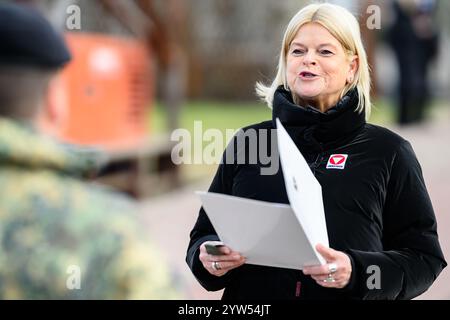 Pristina, RKS, Verteidigungsministerin Tanner besuchen die Österreichischen Truppen im Kosovo. Dezember 2024. im Bild Bundesministerin für Landesverteidigung mag. Klaudia Tanner (ÖVP) // Bundesverteidigungsministerin mag. Klaudia Tanner (österreichische Volkspartei) während der Verteidigungsministerin Tanner die österreichischen Truppen im Kosovo besucht. Pristina, Kosovo am 2024.12.09. - 20241209 PD4902 Credit: APA-PictureDesk/Alamy Live News Stockfoto