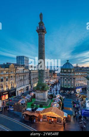Blick in die Abenddämmerung zur Weihnachtszeit auf Grey's Monument in Newcastle upon Tyne zum weihnachtsmarkt mit weihnachtslichtern Stockfoto