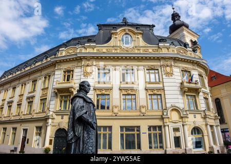 Statue des Barons Samuel von Brukenthal vor dem Rathaus, Piața Mare (großer Platz), Sibiu, Siebenbürgen, Rumänien Stockfoto