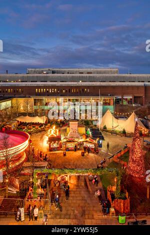 Blick in die Abenddämmerung auf den Weihnachtsmarkt und die Weihnachtsbeleuchtung am Old Eldon Square, Newcastle upon Tyne, vom Eldon Square aus gesehen Stockfoto