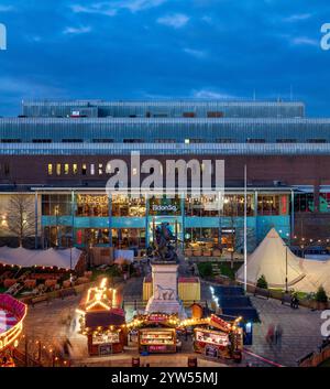 Blick in die Abenddämmerung auf den Weihnachtsmarkt und die Weihnachtsbeleuchtung am Old Eldon Square, Newcastle upon Tyne, vom Eldon Square aus gesehen Stockfoto