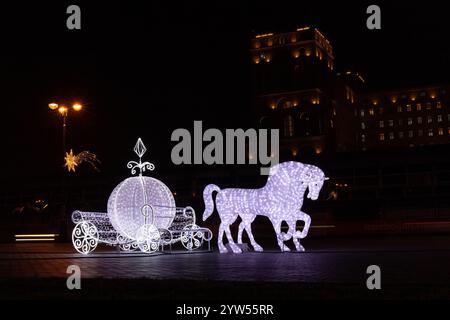 Baku. Aserbaidschan. 12.30.2022. Schöne glühende Aschenputtelas Kutsche auf dem Boulevard am Neujahrstag. Stockfoto