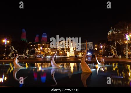 Baku. Aserbaidschan. 28.12.2021. Brunnen mit Schwänen auf dem Boulevard an Silvester. Stockfoto