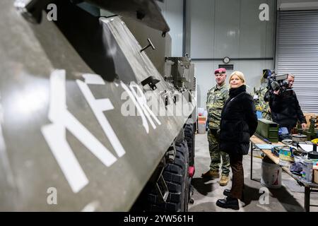 Pristina, RKS, Verteidigungsministerin Tanner besuchen die Österreichischen Truppen im Kosovo. Dezember 2024. im Bild Bundesministerin für Landesverteidigung mag. Klaudia Tanner (ÖVP) // Bundesverteidigungsministerin mag. Klaudia Tanner (österreichische Volkspartei) während der Verteidigungsministerin Tanner die österreichischen Truppen im Kosovo besucht. Pristina, Kosovo am 2024.12.09. - 20241209 PD4941 Credit: APA-PictureDesk/Alamy Live News Stockfoto