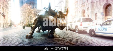 Panoramabild des Bullen der Wall Street in Downtown Manhattan, New York City Stockfoto