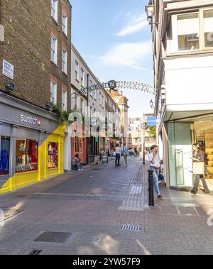 London, Großbritannien - 19. September 2024: Begrüßungseingang zum Newburg Quarter Soho London Vibrant City Neighborhood Signage. Bunte Storefronts in Urban Sho Stockfoto