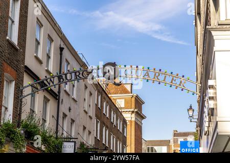 London, Großbritannien - 19. September 2024: Begrüßungseingang zum Newburg Quarter Soho London Vibrant City Neighborhood Signage. Stockfoto