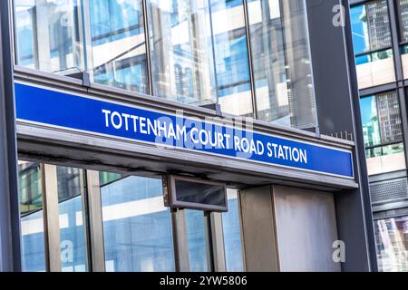 London, Großbritannien - 19. September 2024: Eingang der Tottenham Court Road U-Bahn-Station. Abend oder Nacht in London. Zufallsmenschen vor dem Gebäude Stockfoto