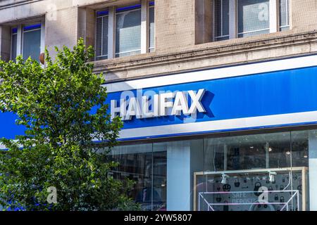 London, Großbritannien – 19. September 2024: Schild mit blauem Logo der Halifax Bank vor dem Laden in London. Stockfoto