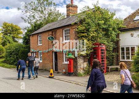 Avebury, Großbritannien, 25. August 2024: Der Geschenkeladen von Henge. Beliebter Souvenir-Touristenladen in einem alten britischen Landhaus. Stockfoto