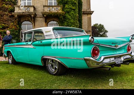 Bristol, Großbritannien, 11. August 2024: Rückansicht eines klassischen, grünen amerikanischen Fahrzeugs, der Ford Fairlane 500 Galaxie gehört zur ersten Generation des Ford Gal Stockfoto