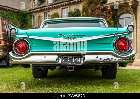 Bristol, Großbritannien, 11. August 2024: Rückansicht eines klassischen, grünen amerikanischen Fahrzeugs, der Ford Fairlane 500 Galaxie gehört zur ersten Generation des Ford Gal Stockfoto