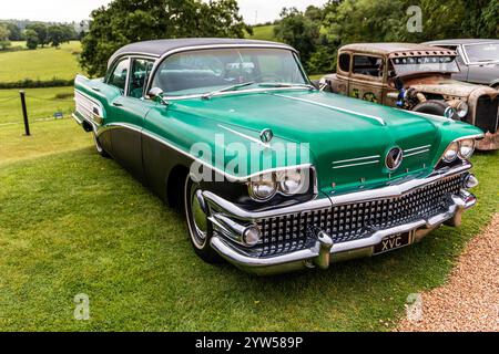 Bristol, Großbritannien, 11. August 2024: Vorderseite von 1958 Buick Special Smaragdgrün. Stockfoto