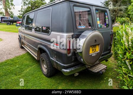 Bristol, Großbritannien, 11. August 2024: Rückseite des Black Ford Econoline 150 aus den 1980er Jahren Stockfoto