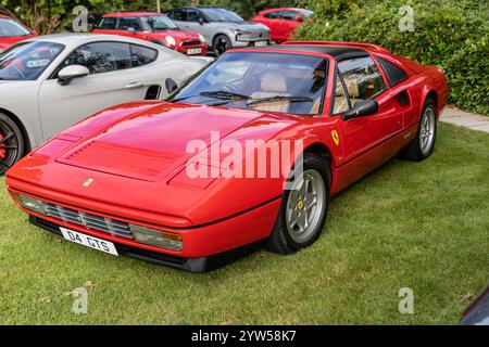 Bristol, Großbritannien, 11. August 2024: Vorderansicht des Red FERRARI 328 GTS 1989 Coupé, Oldtimer-Meeting. Stockfoto