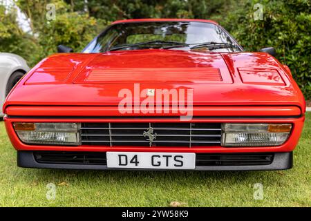 Bristol, Großbritannien, 11. August 2024: Vorderansicht des Red FERRARI 328 GTS 1989 Coupé, Oldtimer-Meeting. Stockfoto