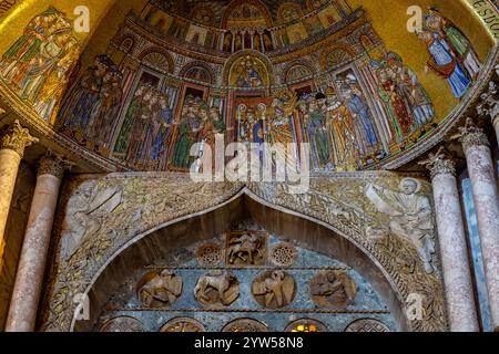 Ablagerung von Relikten des Heiligen Markus, des Evangelistischen Mosaiks, des Markusdoms, der Piazza San Marco, Venedig, Italien Stockfoto