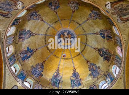 Pfingstmosaiken im Inneren der Basilika San Marco (Markusdom) mit Blick auf die Kuppeldecke, Venedig Italien. Stockfoto