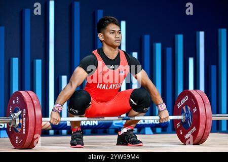 Bin Kasdan Mohamad Aniq aus Malaysia tritt am 7. Dezember 2024 in der Kategorie Snatch in der Kategorie 61 kg Männer bei den IWF Weltmeisterschaften 2024 in der IWF Arena in Manama, Bahrain, an. Stockfoto