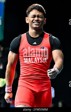 Bin Kasdan Mohamad Aniq aus Malaysia tritt am 7. Dezember 2024 in der Kategorie Snatch in der Kategorie 61 kg Männer bei den IWF Weltmeisterschaften 2024 in der IWF Arena in Manama, Bahrain, an. Stockfoto