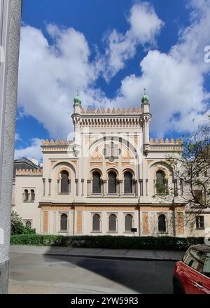 Prager Spanische Synagoge , Tschechische Republik. PRAG, TSCHECHISCHE REPUBLIK - 17. APRIL 2014: Spanische Synagoge in Prag. Es handelt sich um eine Synagoge im Stil der Mauren Stockfoto