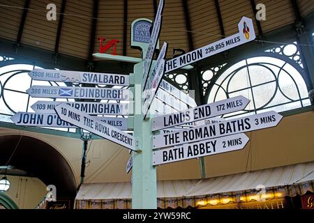 Touristische Wegweiser in Guildhall Market, Bath, Somerset, England Stockfoto