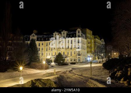 Marianske Lazne, Tschechische Republik - 20. Januar 2021: Winterabend in der Bohème-Kurstadt Marianske Lazne (Marienbad) - Gebäude des Kurhotels Sun Stockfoto