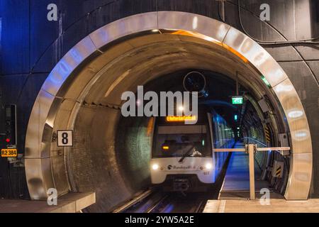 U-Bahn-Zug Kommt Aus Tunnel. Ein Randstad Rail U-Bahn Zug, der einen Tunnel zwischen den U-Bahnstationen Blijdorp, Rotterdam, Niederlande verlässt. Rotterdam Metrostation Blijdorp Zuid-Holland Nederland Copyright: XGuidoxKoppesxPhotox Stockfoto