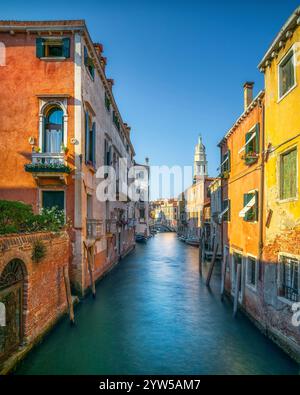 Venedig Sonnenuntergang Stadtbild, Rio de La Pleta Wasser Kanal und Sant Antonin Kirche Campanile. Italien, Europa. Stockfoto