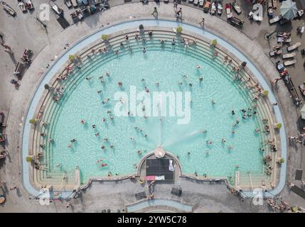 Luftaufnahme, TopDown Drone Foto des Széchenyi Thermalbades Stockfoto