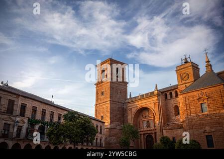 Seitenansicht der Kirche San Andrés in Villanueva de los Infantes, Ciudad Real, Castilla-La Mancha, Spanien in der Abenddämmerung Stockfoto