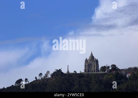 Viana do Castelo, Portugal - 2. März 2024: Majestätischer Blick auf das berühmte Heiligtum Santa Luzia, das auf einem üppigen grünen Hügel vor einem leuchtend blauen Himmel thront Stockfoto