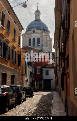 Blick auf die Kuppel der Basilika Sant'Andrea in der historischen Altstadt von Mantova, Italien Stockfoto