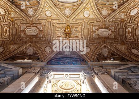 Rom, Italien, 22. Juli 2017, verzierte architektonische Decke im Portico des Petersdoms Portico in Rom Italien Stockfoto