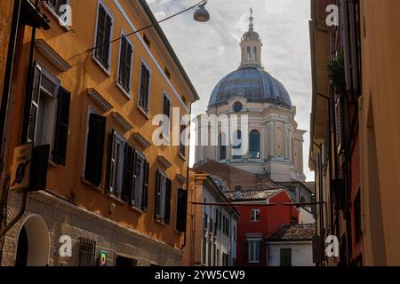 Blick auf die Kuppel der Basilika Sant'Andrea in der historischen Altstadt von Mantova, Italien Stockfoto