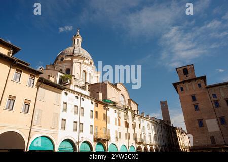 Blick auf die Kuppel der Basilika Sant'Andrea in der historischen Altstadt von Mantova von der Piazza delle Erbe, Italien Stockfoto