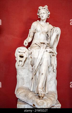 Rom, Italien, 22. Juli 2017, diese römische Statue stellt Thalia dar, die Muse der Komödie, die anmutig in den Vatikanischen Museen in Rom sitzt. Stockfoto