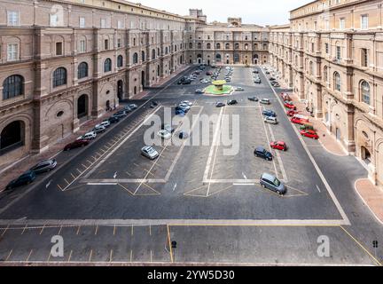 Rom, Italien, 22. Juli 2017, Besucher bewundern die großartige Architektur des Hofes Belvedere, während Fahrzeuge um den zentralen Brunnen in Vati parken Stockfoto