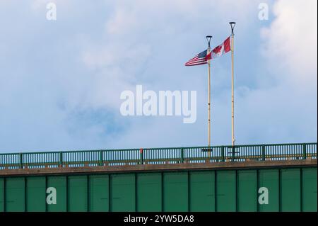 Kanada USA Fahnen fliegen an der Grenze zwischen Michigan und Ontario International Bridge in Sault Ste Marie Stockfoto