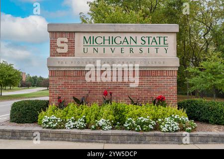 EAST LANSING, MI, USA, 20. SEPTEMBER 2024: Eingangswand und Logo zum Campus der Michigan State University. Stockfoto