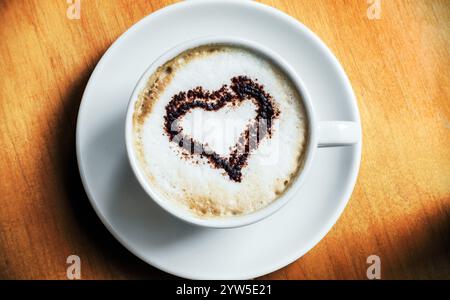 Latte Macchiato, Kaffee, Capucino, Café au lait, Milchschaum, Milch, Kaffeeherz, Herz, Tasse, Kaffeetasse, morgens, morgens Kaffee Stockfoto