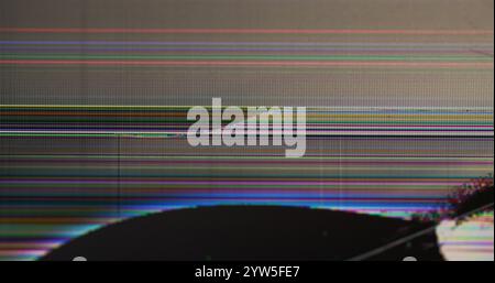 Analog statisch. Unscharfe Textur. Überlagerungsriss in digitaler Glasoberfläche mit leichtem Kantengitter. Unterbrechung der Bildausdehnung Unschärfe Schwarzflecken. Stockfoto