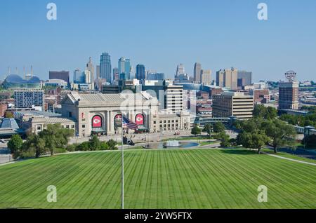 Die Skyline von Kansas City Missouri, vom Libery Memorial aus gesehen, ist eine Mischung aus historischer und moderner Architektur. Stockfoto