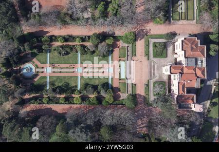 Luftaufnahme, TopDown Drone Foto von European Garden Plaza Medieval Stockfoto