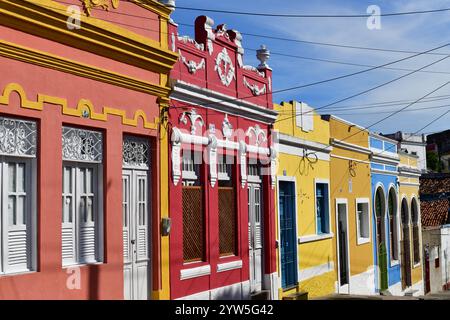 Straße mit bunten Häusern in der historischen Stadt Olinda, Pernambuco, Brasilien Stockfoto