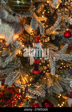 Detail der weihnachtsdekoration in Baumschmuck. Stockfoto
